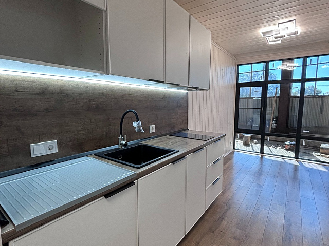 Кухня в модульном доме из морского контейнера 30 м²    Удобство и эргономика